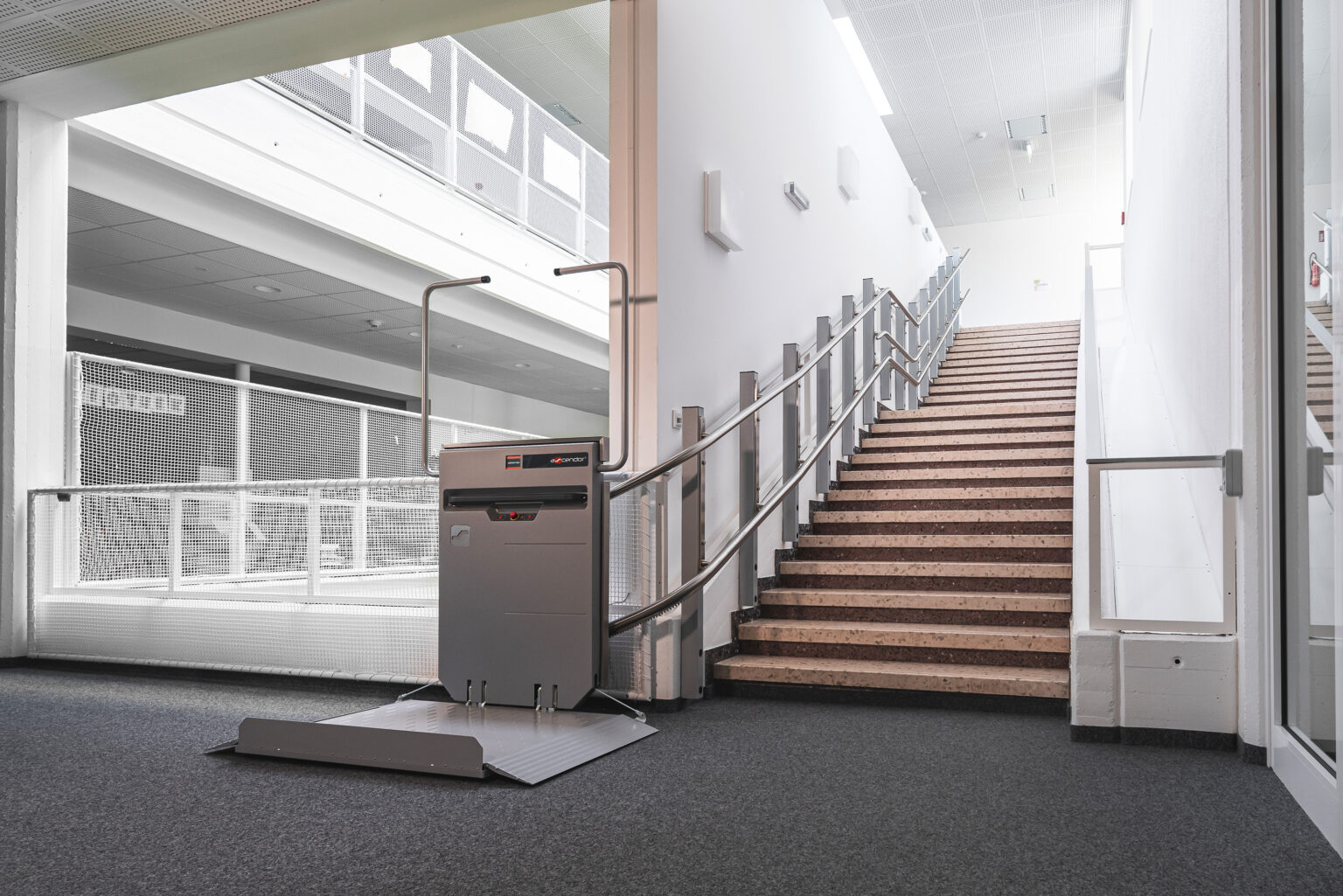 Premium Plattform Treppenlift mit Kurvenlösung im Innenbereich für barrierefreie Gebäudezugänge