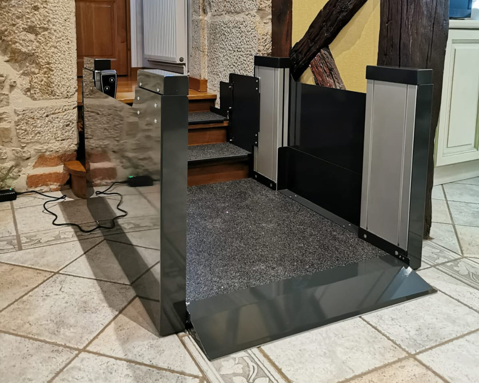 Stepsaver Plattformlift im Innenbereich zur barrierefreien Überwindung weniger Treppenstufen